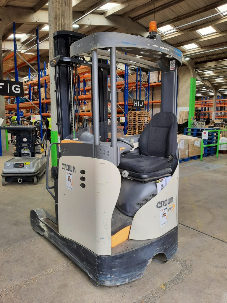 08017 Crown Esr5220 Reach Truck Mexmast